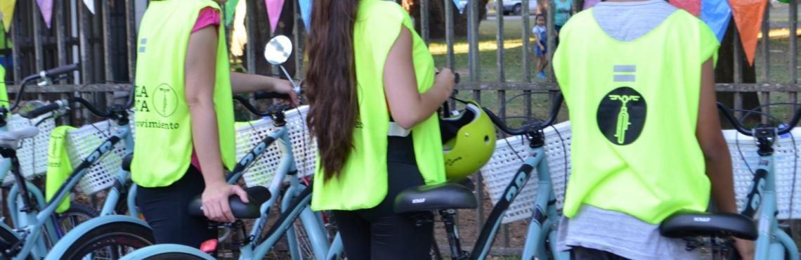 Escuela ciclista. Las clases son los domingos en Calle Recreativa.