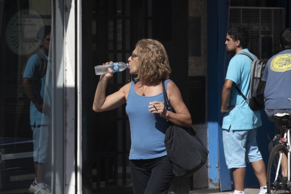 Mujer tomando agua