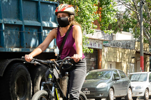 ciclista con casco en ciclovía