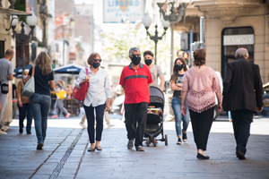 Personas caminando en peatonal Córdoba
