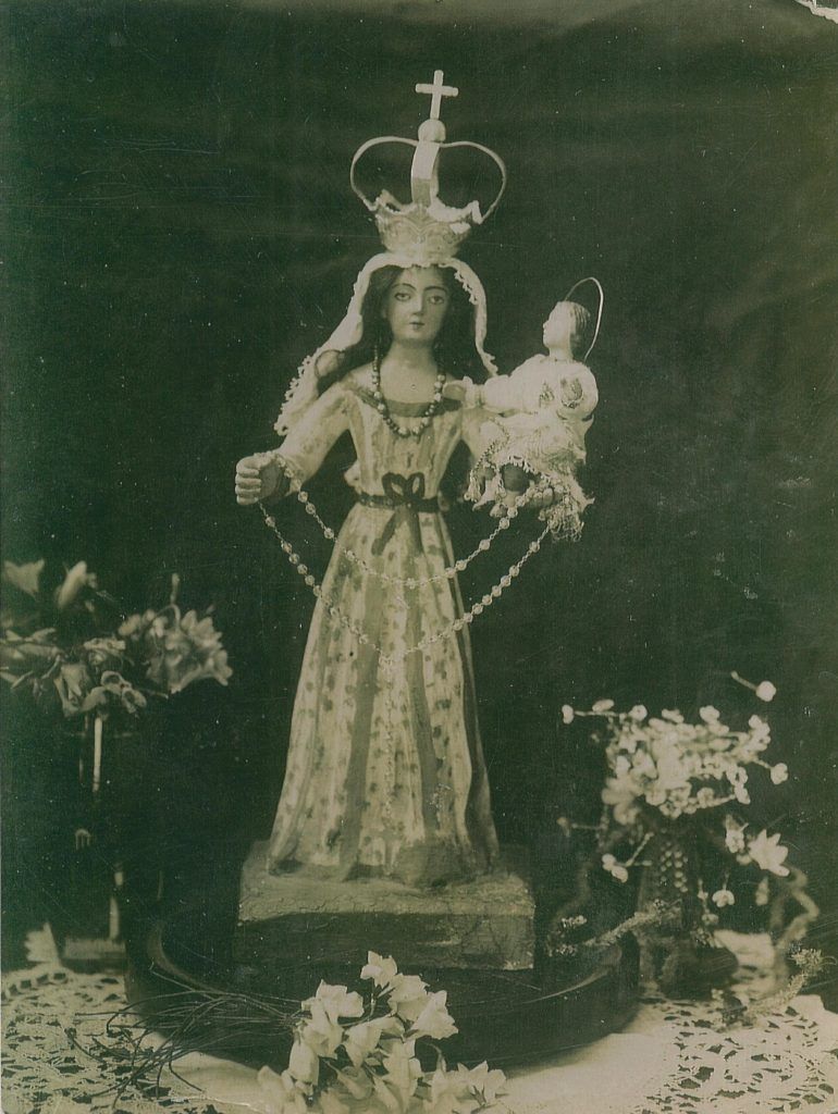 es la imagen de la virgen fundadora de Rosario tallada