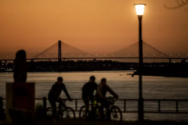 Vista noctura del puente Rosario Victoria