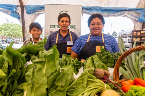 Feriantes venden verduras y frutas del cinturón verde