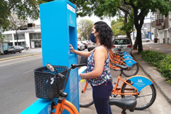 Retiro de bicicleta de una estación del sistema Mi bici tu bici