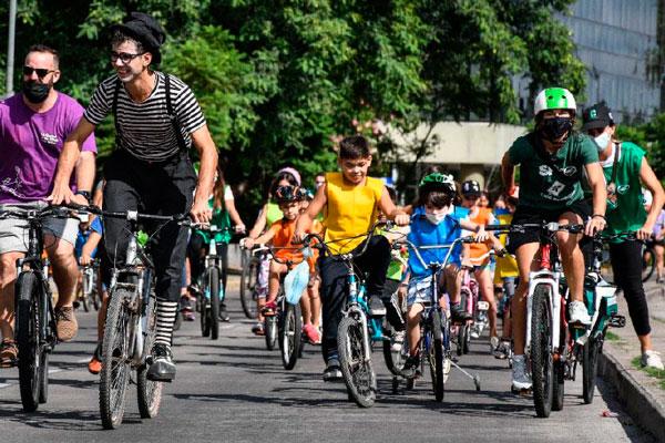 bicicleteada de niños y niñas en calle recreativa