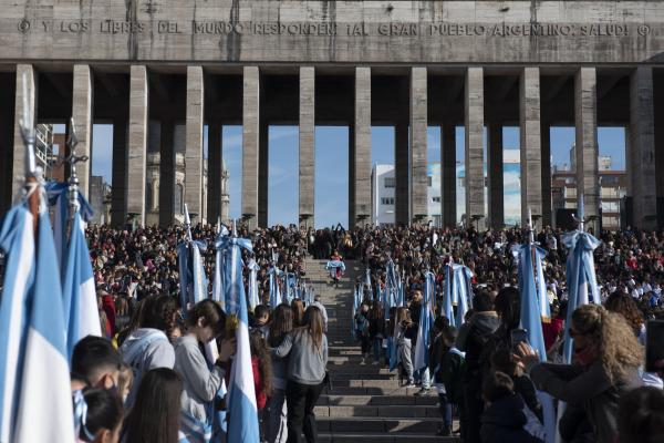 Promesa de la bandera en el Monumento Nacional a la Bandera en Rosario. Decenas de niños y niñas prometiendo junto con el granadero