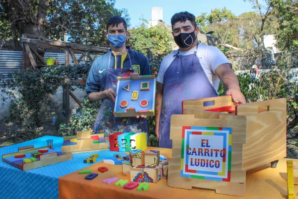 Jovenes de unidades productivas, produciendo juguetes