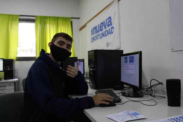 Joven en las comunidades digitales del programa Nueva Oportunidad