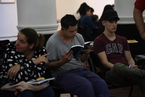 Adultos en el programa de Otra vuelta volviendo a sus estudios secundarios