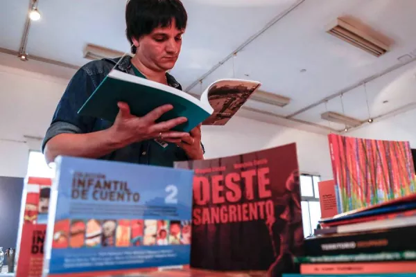 Hombre leyendo