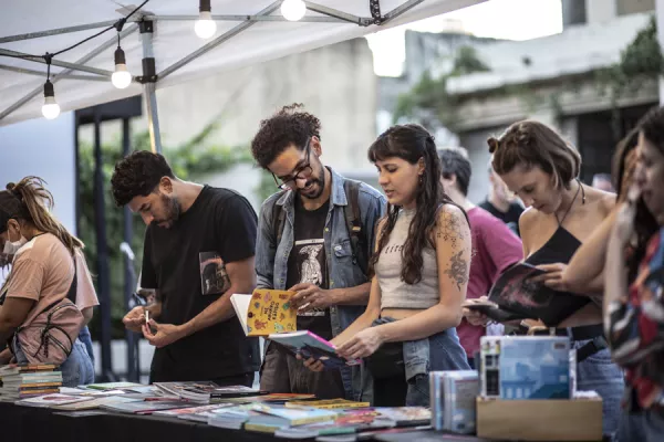 Jóvenes leyendo libros