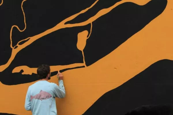 Pablo Borsani pintando mural