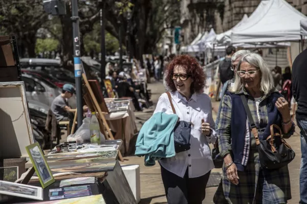 Mujeres visitando el Mercado de las Artes