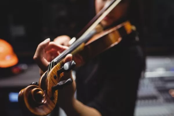 Violinista tocando en un escenario