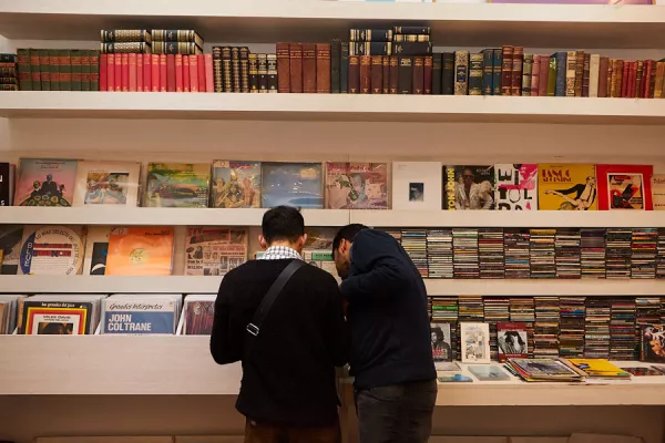 Personas mirando libros