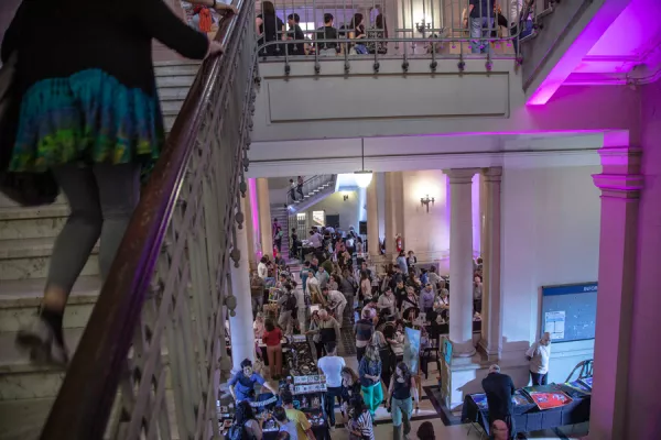 mercado de las artes en el interior del edificio de la ex aduana