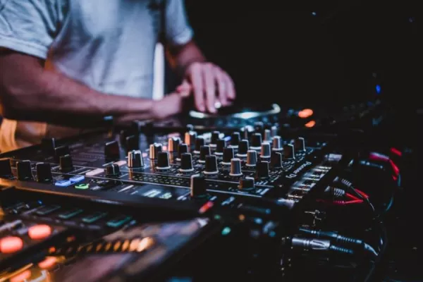 DJ