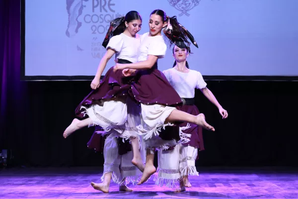 bailarinas en el escenario de Pre Cosquin