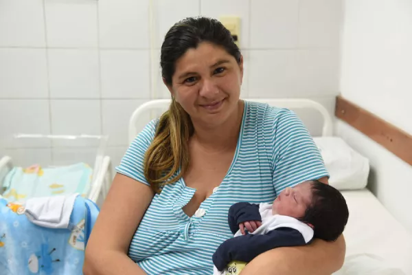 Mama con beeb en brazos