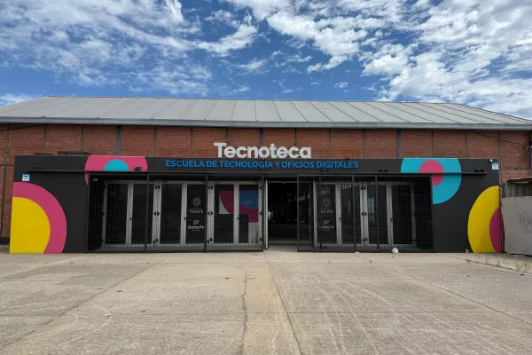 Frente de ingreso principal a tecnoteca 