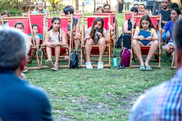 niña hablando al intendente