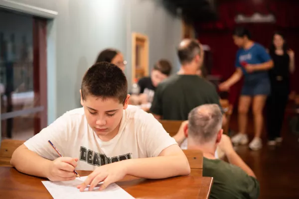 niño escribiendo
