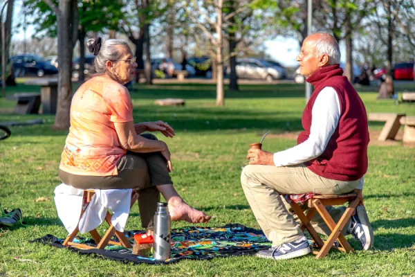 adultos en el parque