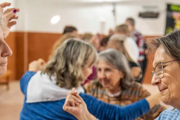 adultos mayores bailando folclore