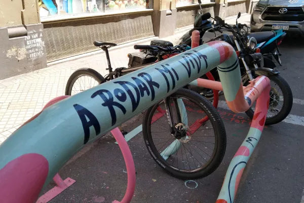 Bicicletero intervenido con leyenda a rodar mi vida