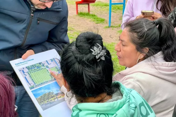 Vecinas observando el proyecto moreno y andrade