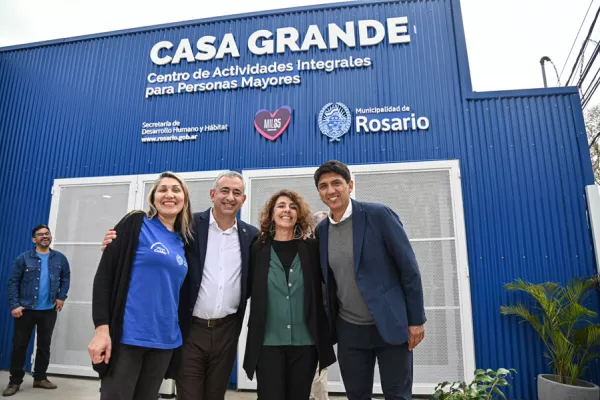 Inauguracion de casa Grande, autoridades posando en el frente