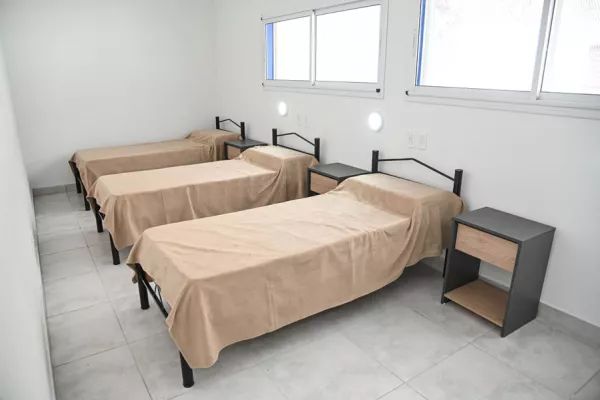 camas, habitaciones dentro de casa grande