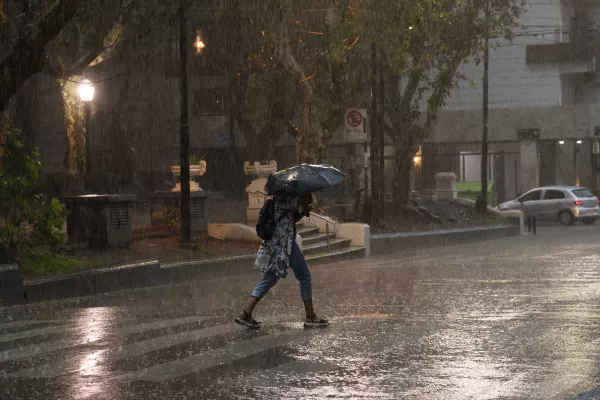 Rige un doble alerta amarillo por tormentas y vientos fuertes para Rosario