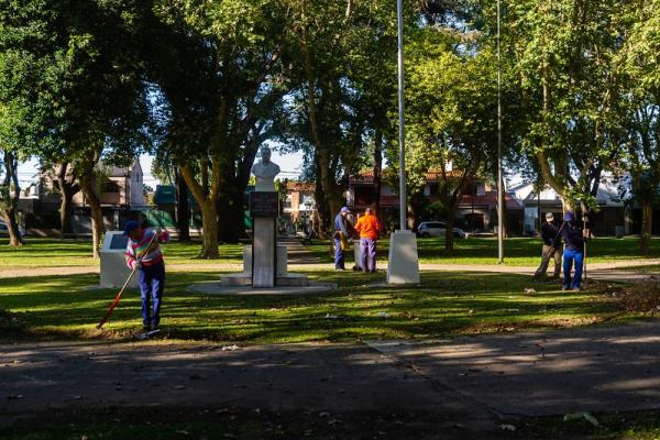 El municipio avanza con tareas periódicas de limpieza y desmalezado en espacios verdes y vía pública