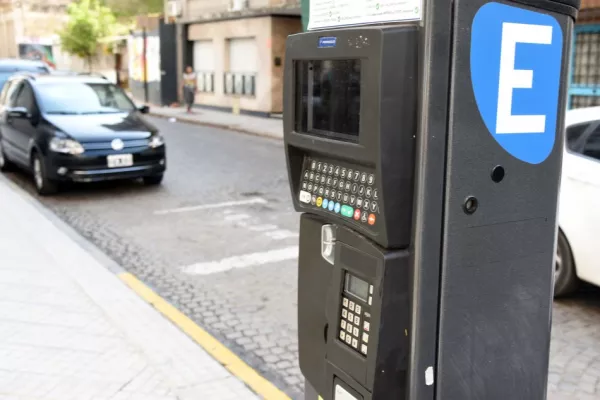 Vísperas día del padre: establecen la gratuidad del estacionamiento medido en el microcentro