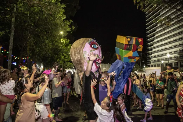 El carnaval también se celebra en el macro y en Estación Embarcaderos