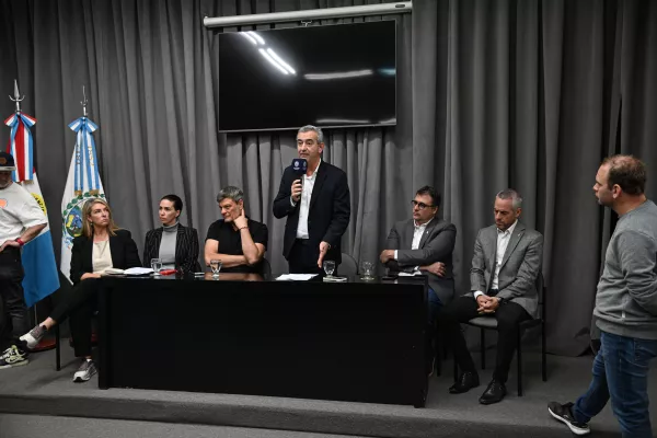 Javkin anunció medidas por el paro municipal y estableció un aumento salarial por decreto