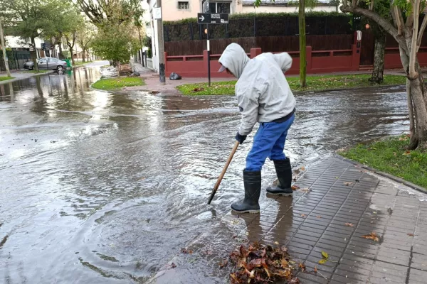 Tras el fuerte temporal, cuadrillas del municipio trabajan intensamente en la normalización de la ciudad