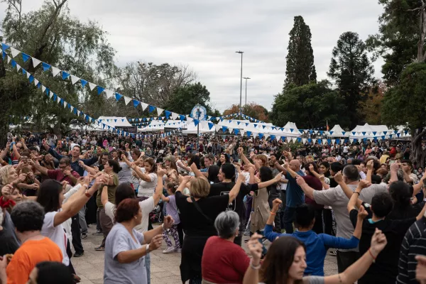Organizan peñas patrias en el Parque Alem para celebrar el Día de la Bandera