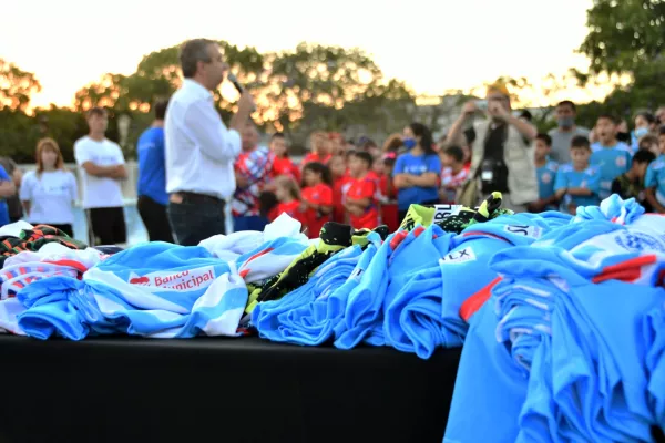 La Municipalidad entrega 10.000 camisetas a clubes barriales y profundiza su apuesta al deporte 