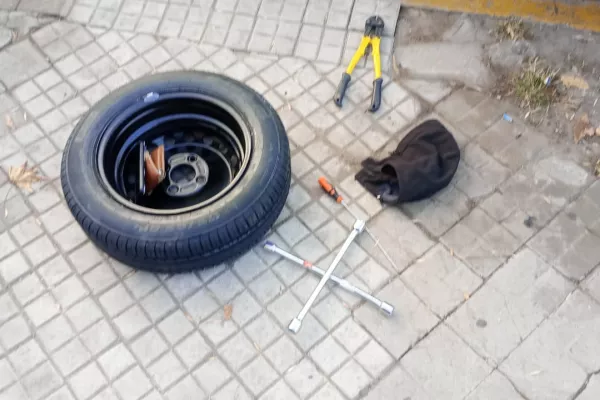 Agentes municipales participaron de la detención de una persona que había robado la rueda de un vehículo