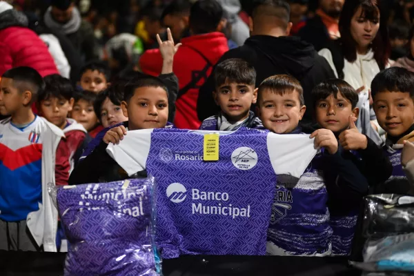 Una camiseta, mil historias: «Para los chicos es como el guardapolvo de la escuela; es sentido de pertenencia»