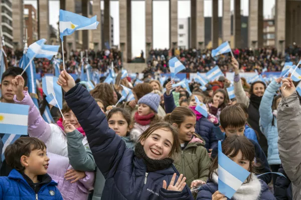 Comenzaron las jornadas de promesa a la Bandera con miles de estudiantes de todo el país