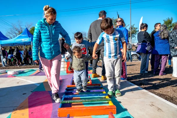 En concurrido festejo barrial, Arroyito Oeste estrenó plaza íntegramente renovada 