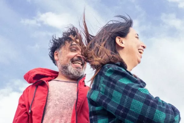 «Dois» llega al CEC: la obra de teatro rosarina que conmueve desde los sentidos