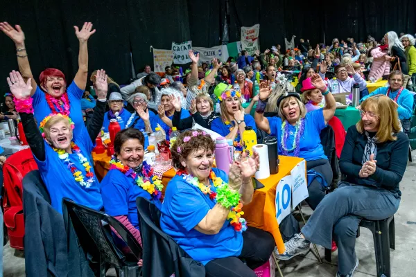 Adultas y adultos mayores de toda la ciudad celebraron el Día de la Amistad en un encuentro multitudinario