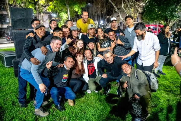 «La Gran Mesa»: personas en situación de calle compartieron una cena solidaria y colectiva