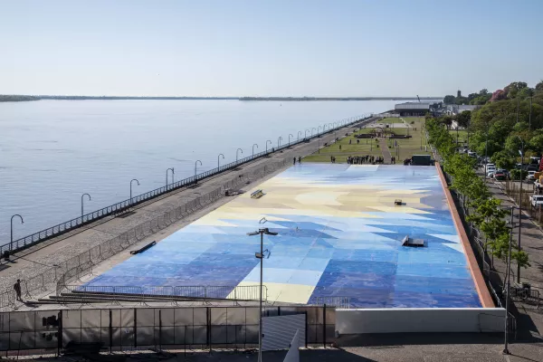 Se presentó Luz y Trama, una gran intervención artística en el playón del Parque de España por el Tricentenario