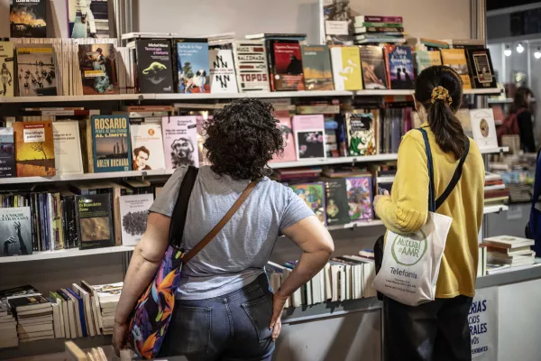 Viernes en la Feria del Libro Rosario 2025: desde la accesibilidad, a la política y el rock