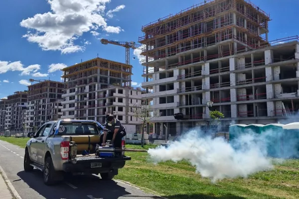 Fumigación: avanzan los operativos en plazas y espacios verdes 